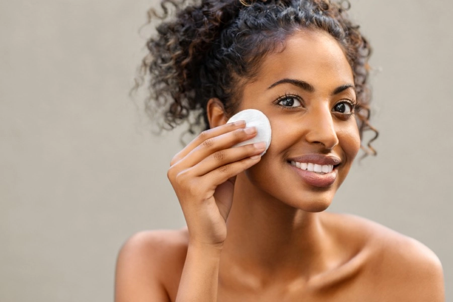 Como usar água micelar no rosto e quais os seus benefícios? 
