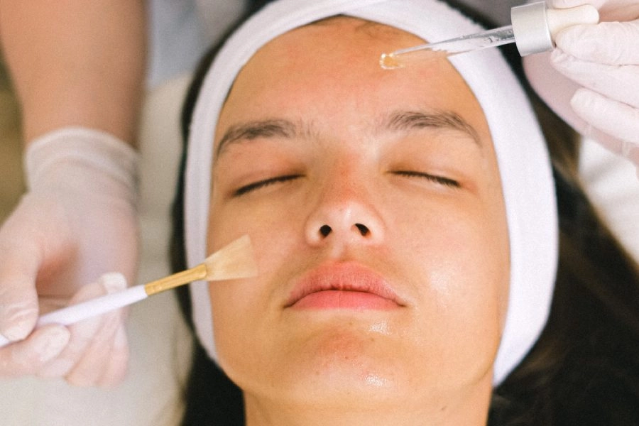 O que é peeling? Conheça suas 6 funções e confira os cuidados ao realizá-lo