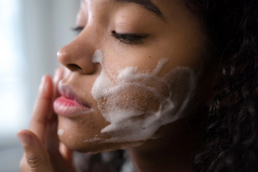 Como lavar o rosto corretamente? Conheça 4 tipos de produtos para limpar a pele!