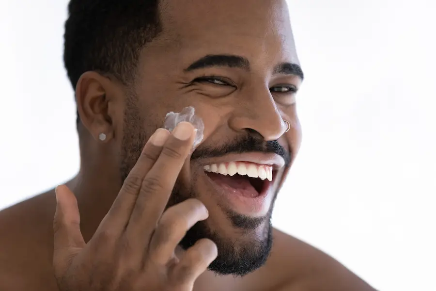 Como cuidar do rosto masculino? Aprenda a fazer uma skincare em 3 passos