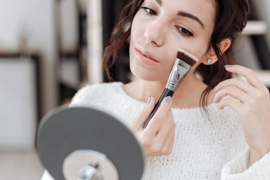 Como fazer maquiagem simples? 3 passos e 5 dicas para facilitar seu dia a dia